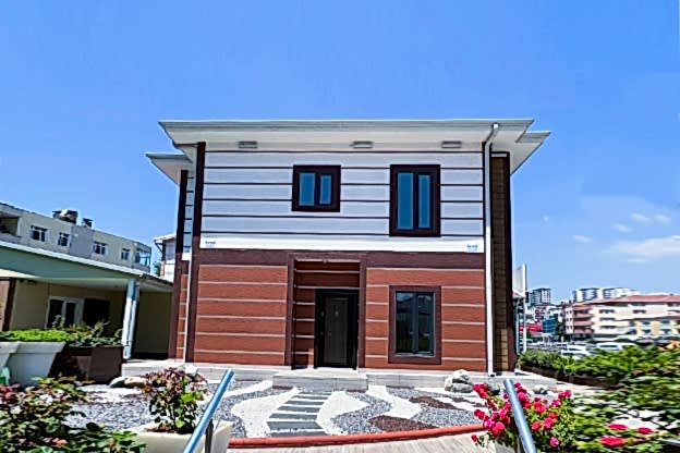 منزل فولاذي من طابقين