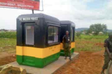 Karmod, Nijerya'da polis güvenlik kulübeleri kurdu