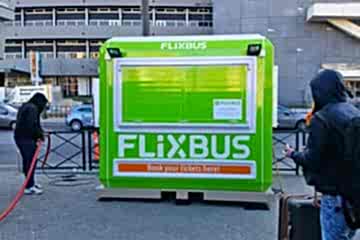 Fransa Paris'te Flixbus Otobüs Bilet Satış Kulübesi